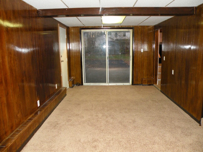 Building Photo - Renovated 3 Bedroom Colonial!