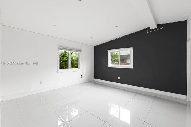 Building Photo - 6432 SW 33rd St