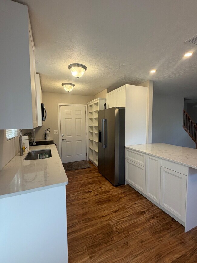 Building Photo - "Charming 4-Bedroom Home with 2.5 Baths on Knox Avenue – A Cozy Retreat in Hollister, MO!"