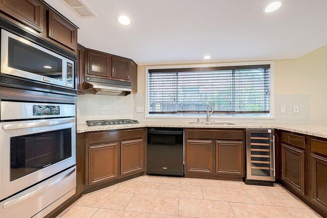 Building Photo - 2039 Shorewood Ln