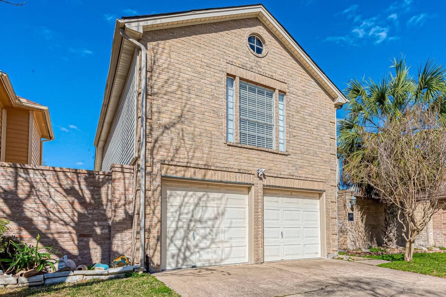 Building Photo - 16026 Hidden Acres Dr