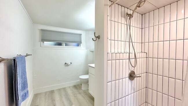 Building Photo - Available NOW - Newly Renovated Studio with 1 Bath & Washer/Dryer in Maunalani Heights!