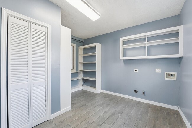 Building Photo - 18385 Ten Oaks Ct