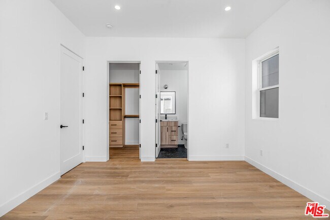Building Photo - 10823 Morrison St