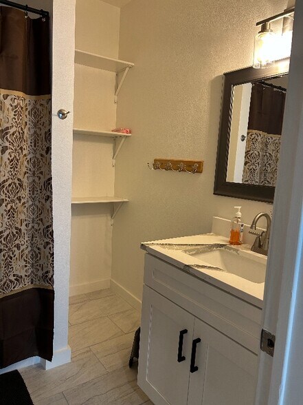 Building Photo - 3224 W Houston St