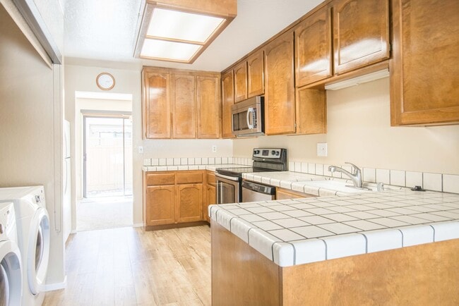 Building Photo - Excellent 3 Bed 2.5 Bath Town Home!