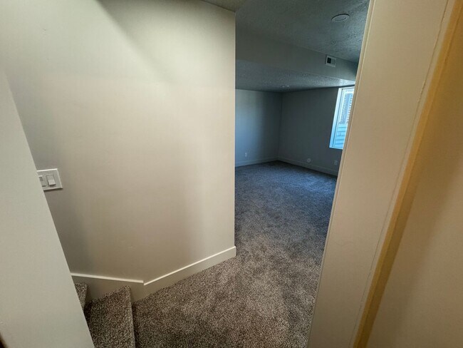 Building Photo - Recently Finished Basement! 3 bed 2 bath - in unit laundry!