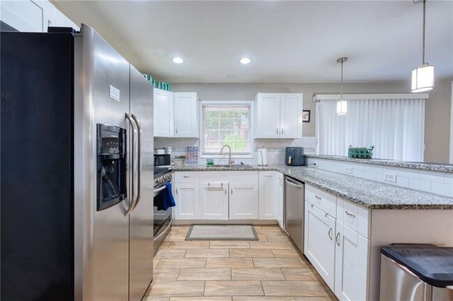 Building Photo - 2418 Brookdale Dr NE