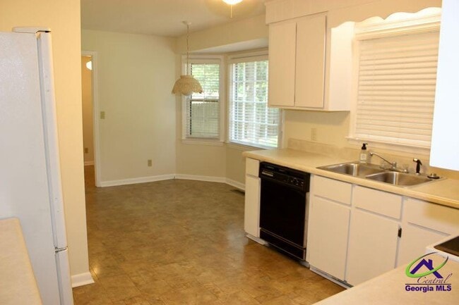 Building Photo - 1004 Ridge Cir S