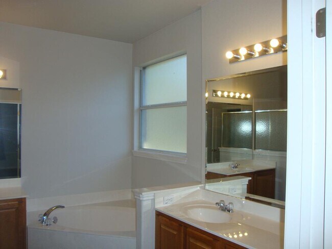 Building Photo - 503 Ambrose Dr