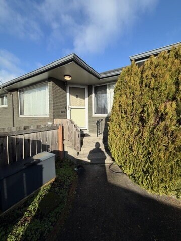 Building Photo - Bright 2-Bedroom Tri-plex, Near Parks and Transportation