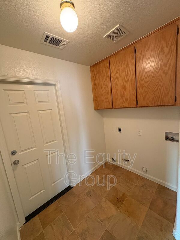 Building Photo - 905 S Laguna St