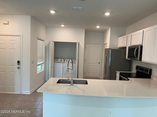 Building Photo - 120 Summer Moon Dr