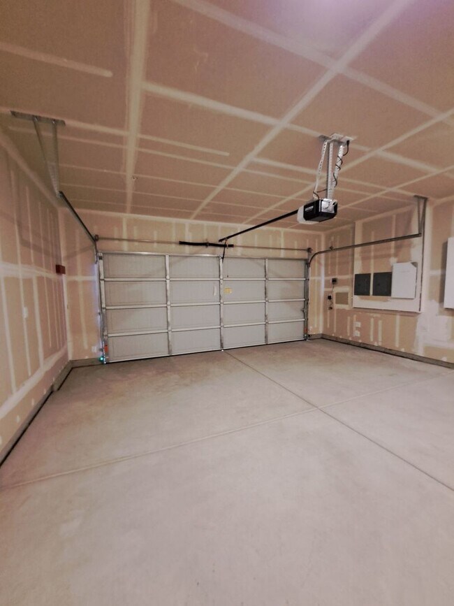 Building Photo - Beautifully Built Home! 3 bed, 2 bath