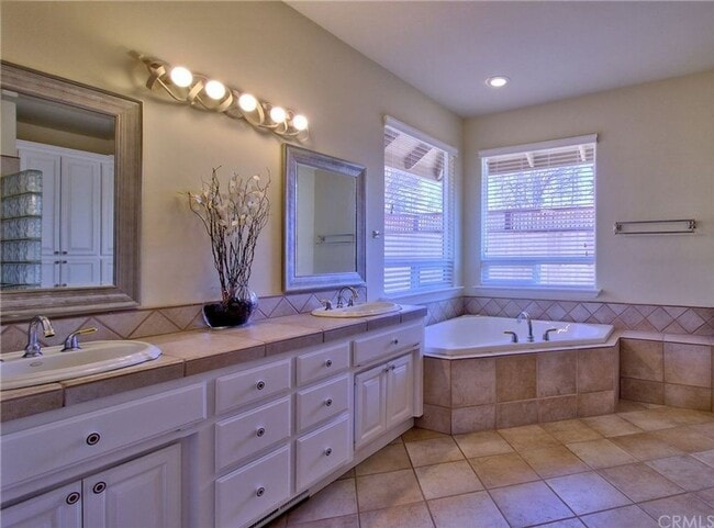 Building Photo - 1865 Vineyard Dr