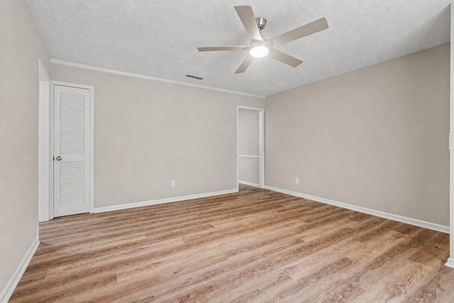 Building Photo - 2BR/1BA Duplex Conveniently Located Off Pleasant Hill & Cruse Rd!