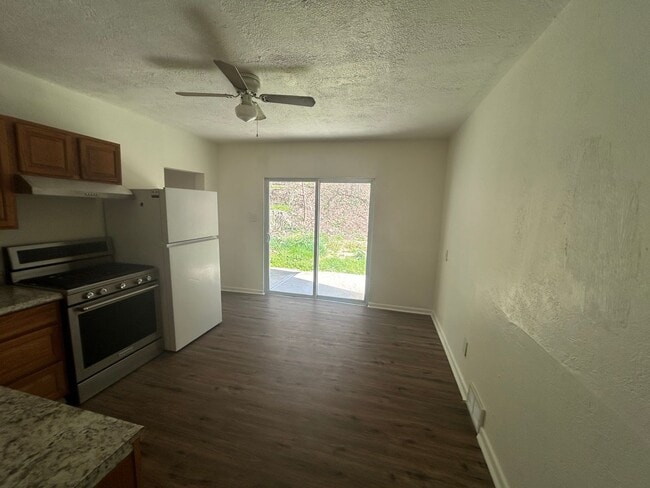 Building Photo - Welcome Home to This Well-Maintained Turtle Creek Gem