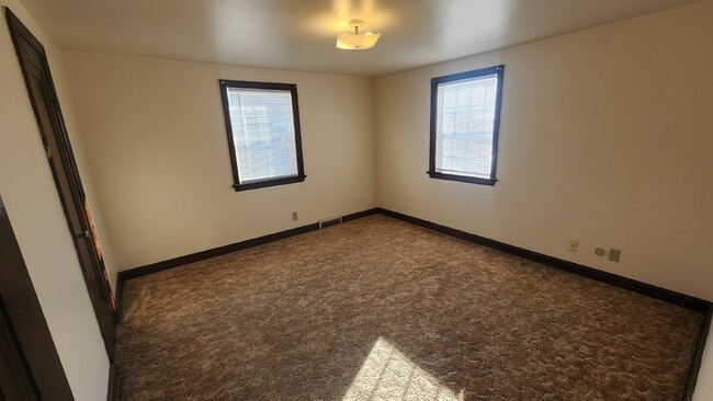 Building Photo - 2 Bedroom, 1 Bathroom Duplex Available Wit...