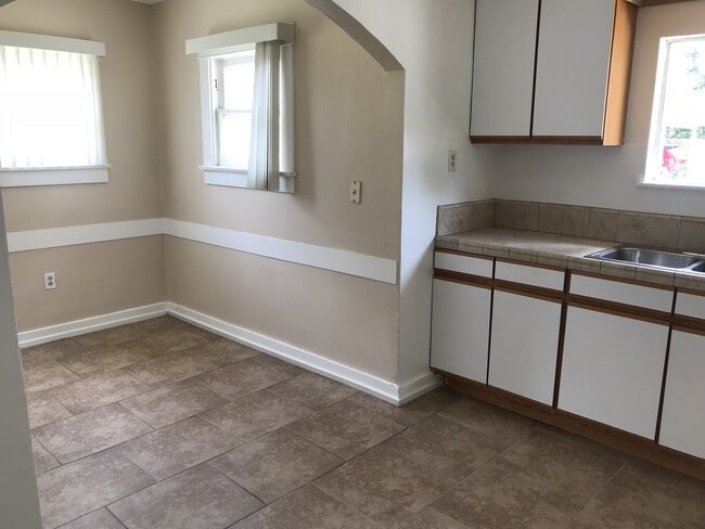 Building Photo - Adorable Wood streets 3 bd home