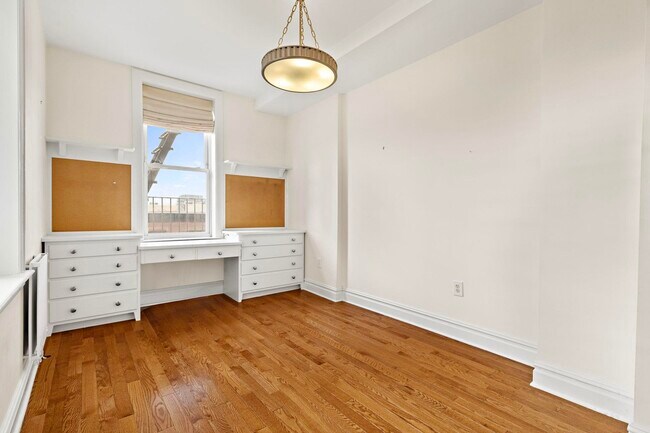 Building Photo - 502 Hudson St