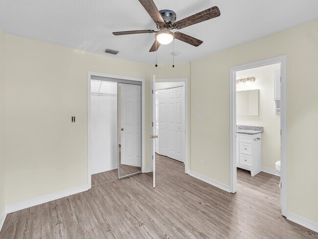 Building Photo - 2717 Bay Club Dr