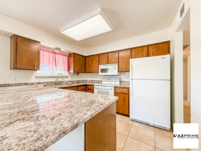 Building Photo - Charming 3/2 Tempe Home - Spacious and Ser...