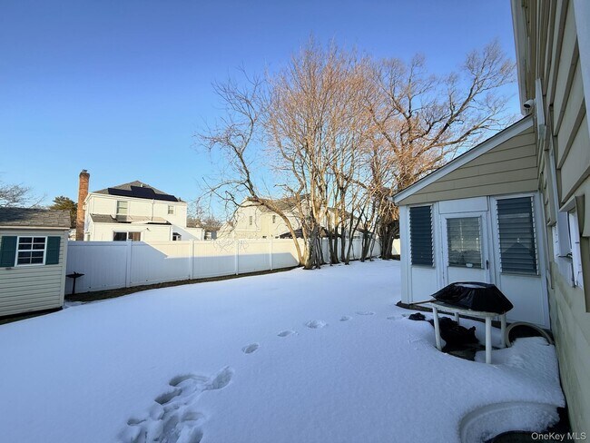 Building Photo - 201 Sydney Ave