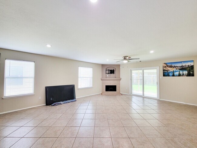Building Photo - Comfort meets style in this home situated ...