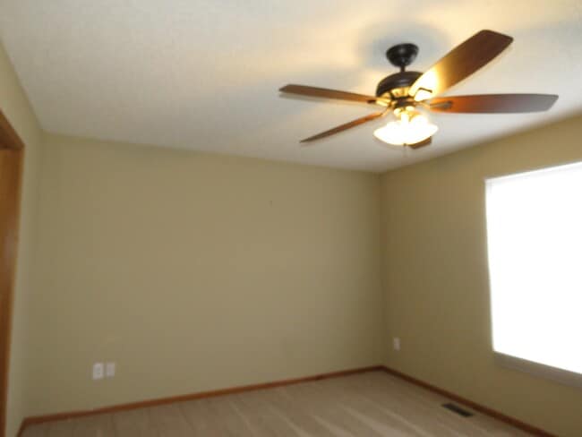 Building Photo - 3bd 2ba 2car garage town home $2295/mo+ ut...