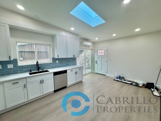 Building Photo - Modern 1 Bed / 1 Bath with Private Yard in...