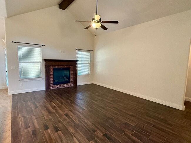 Building Photo - Beautiful 4 Bed, 2 Bath, 3 Car Home in Edm...