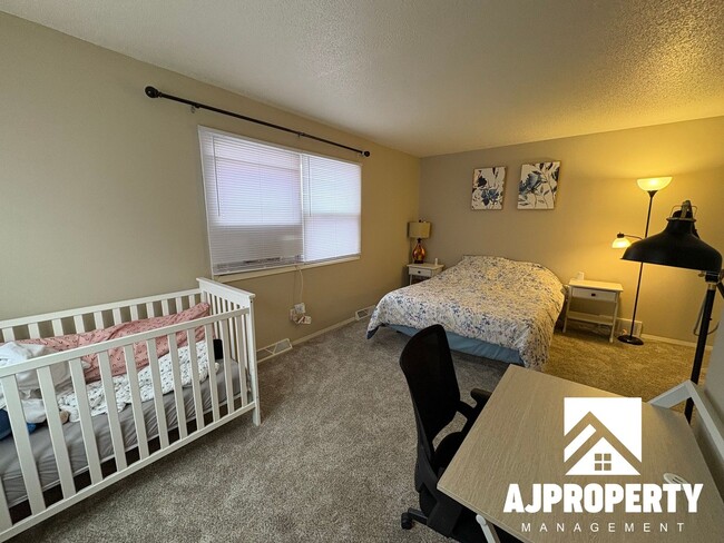 Building Photo - 4620 S Louise Ave