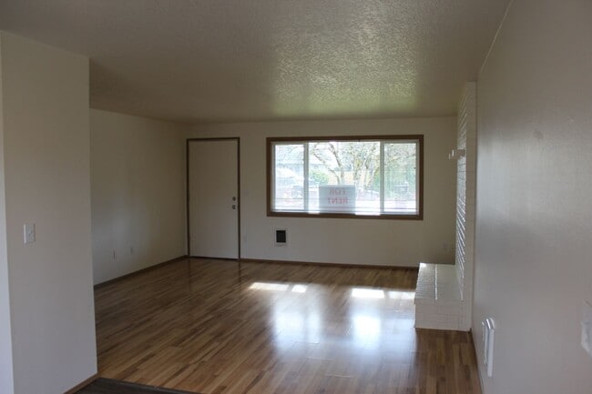 Building Photo - Cute single level, three bedroom home on quiet cul-de-sac in Hillsboro