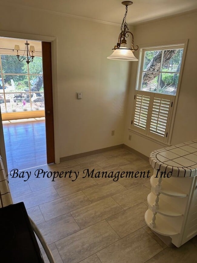Building Photo - Charming 2 Bedroom, 1.5 Bath Home Near Riv...