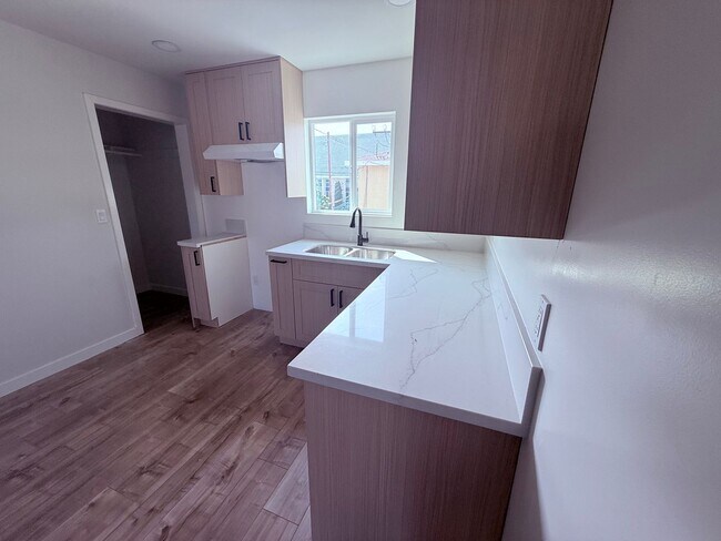 Building Photo - 1414-1412 N Hazard Ave