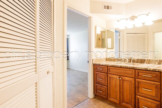 Building Photo - Winter Park 2/2 Condo in Charming Parkview...