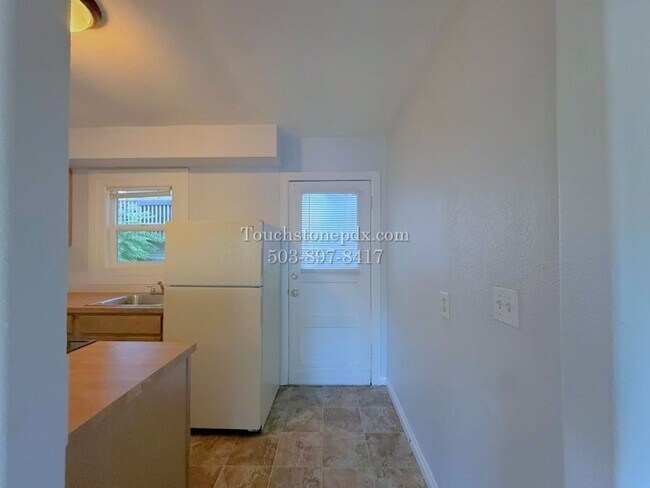 Building Photo - Brentwood-Darlington 2 Bed Apartment with Classic Charm and Parking