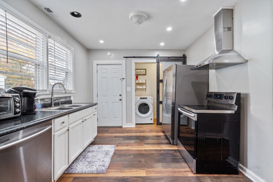 Building Photo - 400 Arbor St