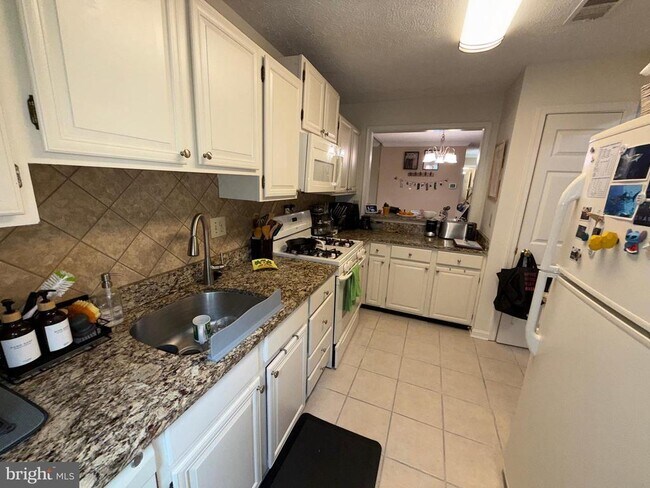 Building Photo - 10165 Oakton Terrace Rd