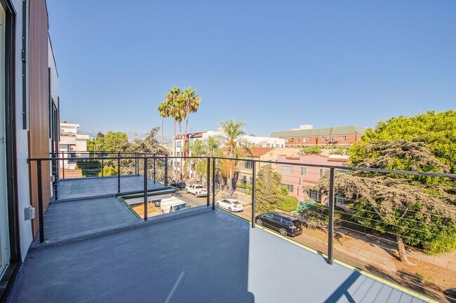 Building Photo - 715 N Gramercy Pl