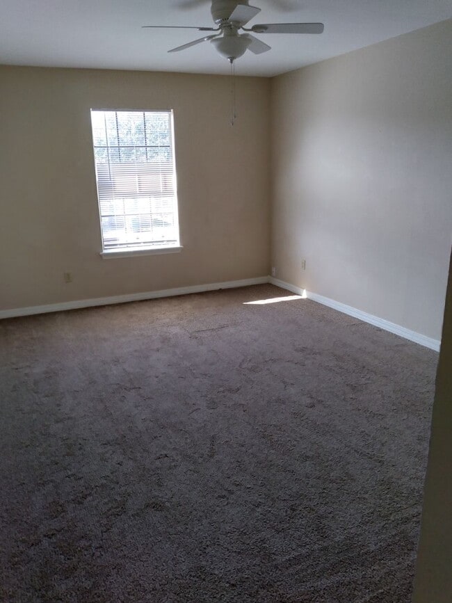 Building Photo - 4 bedroom 2.5 bathroom