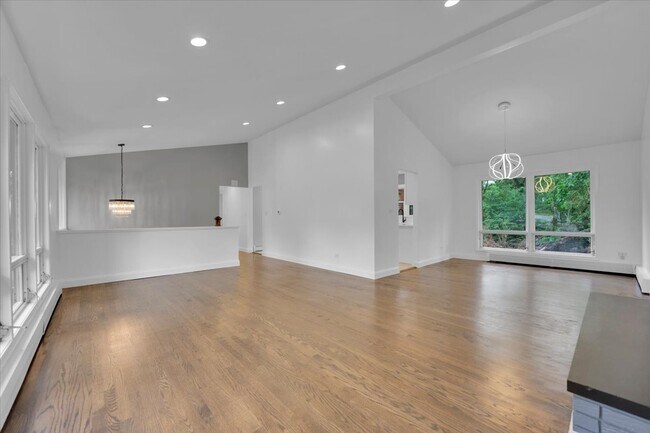 Building Photo - 1001 Oak Ln