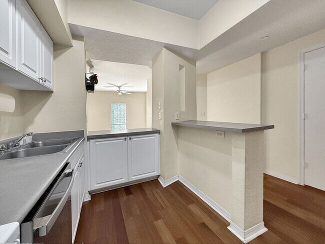 Building Photo - 402 S Armenia Ave