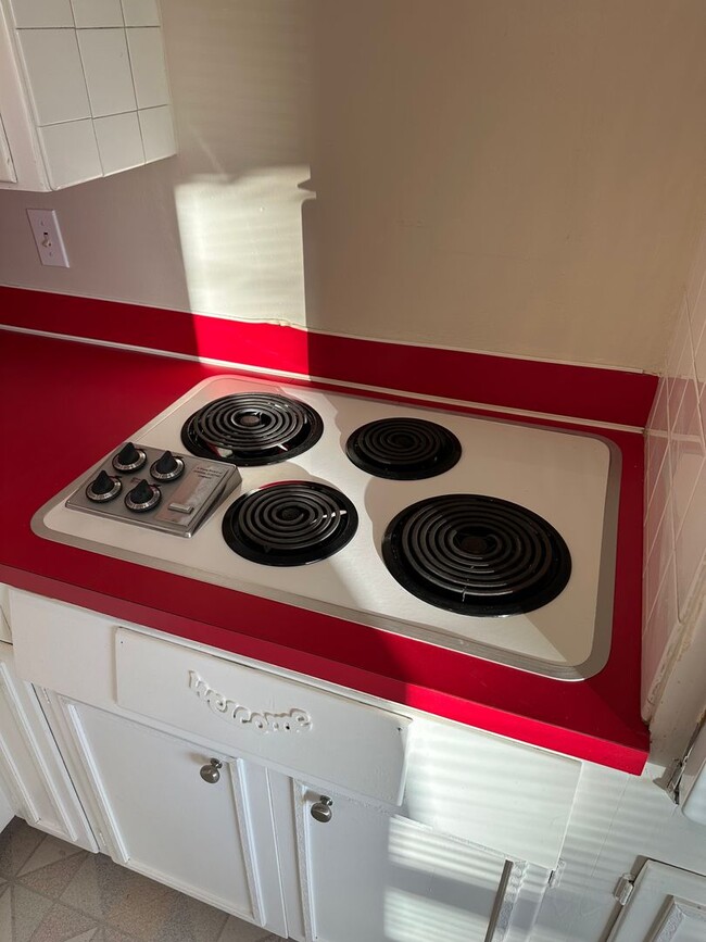 Building Photo - Walkable to Silas High School