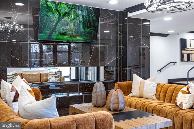 Building Photo - 701 N Henry St