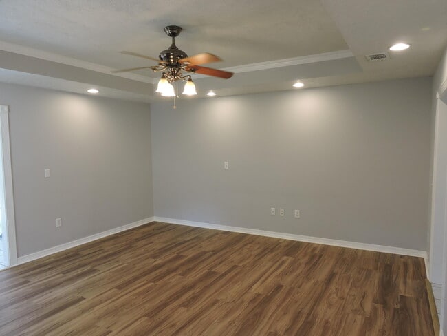 Building Photo - 211 Westview Dr