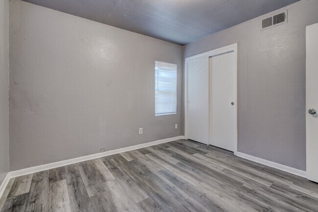 Building Photo - Stunning 3-Bedroom Property / With Shelter