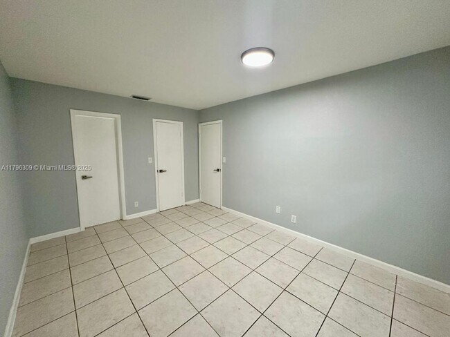 Building Photo - 5160 SW 26th Ave