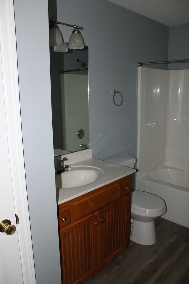 Combo shower/tub in full bath - 309 S Jefferson St