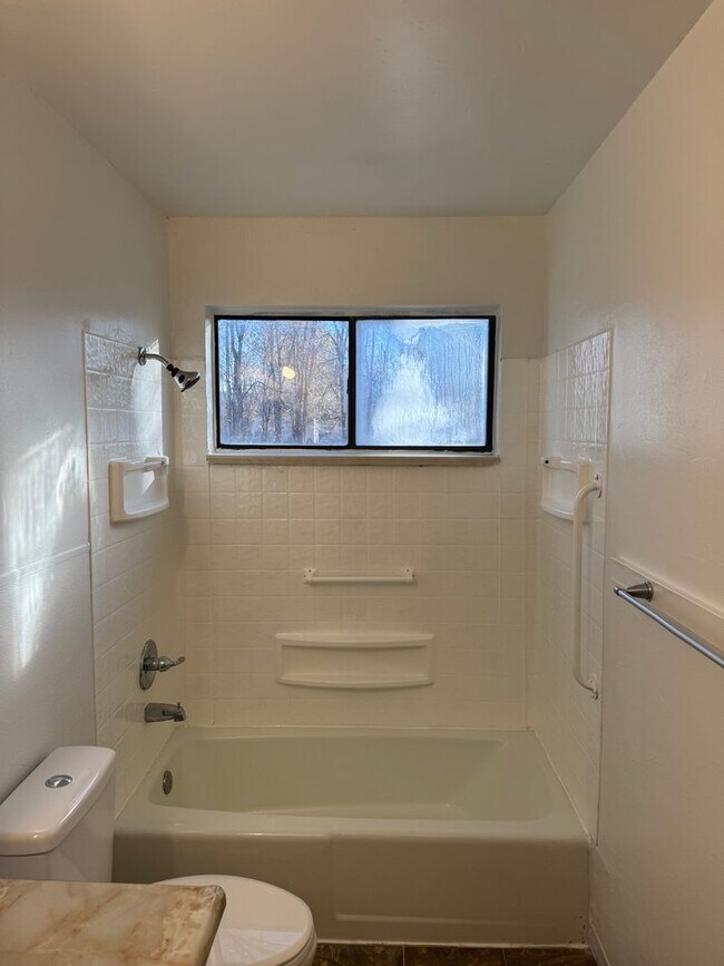 Building Photo - Ground Level - 2 Bed, 1 Bath Townhouse!!!